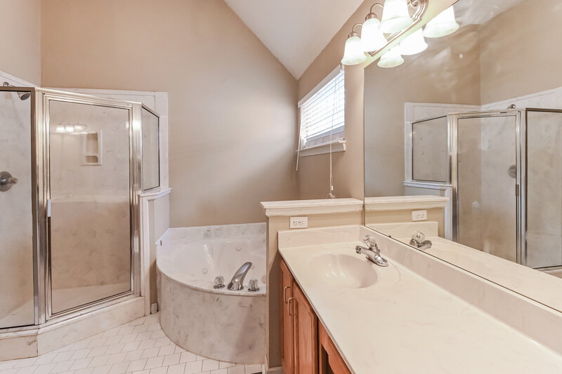 1,595/Mo, 8090 Bensford Ln Memphis, TN 38125 Main Bathroom View