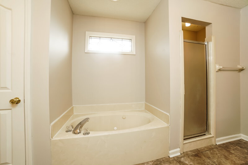 3,460/Mo, 5618 Heather View Dr Memphis, TN 38125 Main Bathroom View