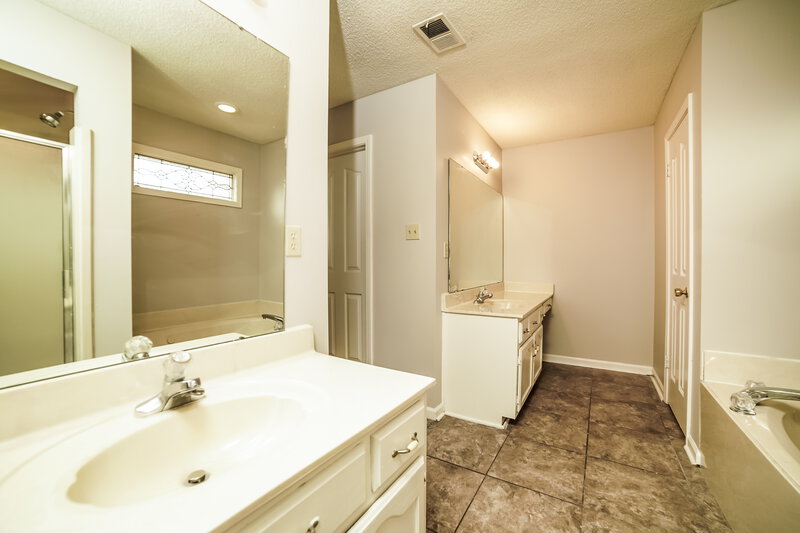 3,460/Mo, 5618 Heather View Dr Memphis, TN 38125 Main Bathroom View 2