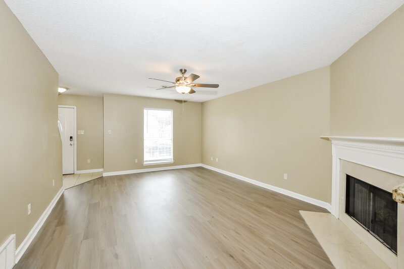 2,060/Mo, 4252 Rainey Woods Dr Memphis, TN 38125 Living Room View 2