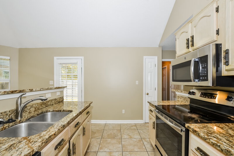 2,060/Mo, 4252 Rainey Woods Dr Memphis, TN 38125 Kitchen View 2