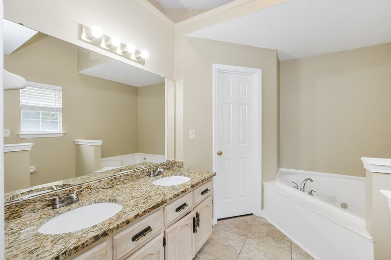 2,060/Mo, 4252 Rainey Woods Dr Memphis, TN 38125 Main Bathroom View