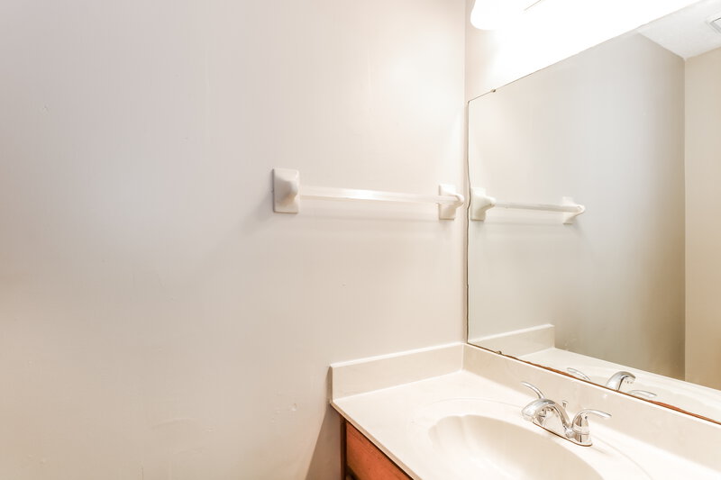 1,825/Mo, 8152 Meadow Vale Dr Memphis, TN 38125 Main Bathroom View 2