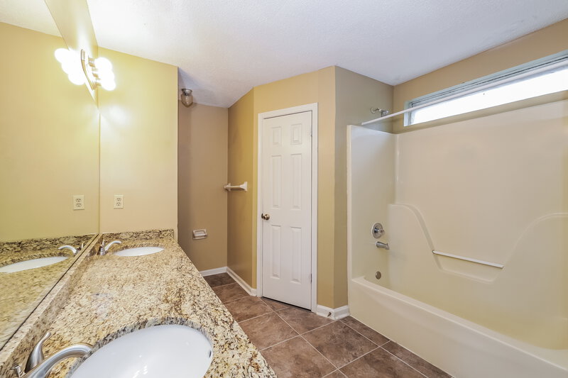 1,530/Mo, 4123 Long Creek Rd Memphis, TN 38125 Main Bathroom View