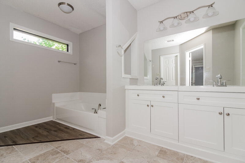 2,090/Mo, 7452 Keynon Cove Memphis, TN 38125 Main Bathroom View