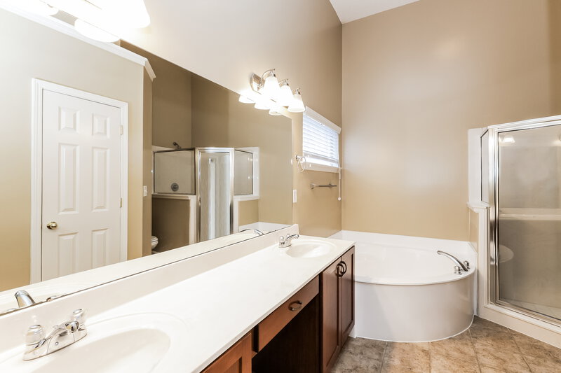 2,005/Mo, 7627 Glenlaurel Way Memphis, TN 38125 Main Bathroom View