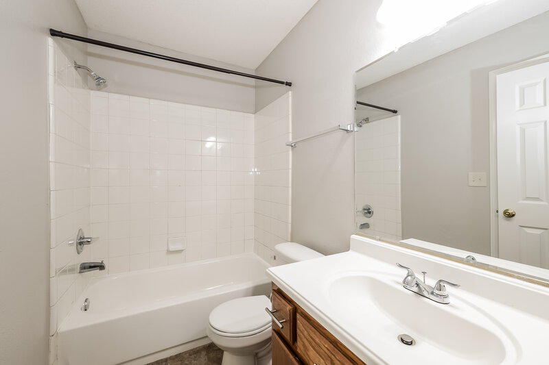 1,405/Mo, 4688 Water Front Oak Memphis, TN 38128 Main Bathroom View