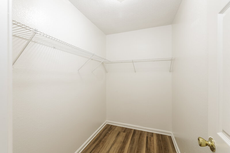 1,405/Mo, 4688 Water Front Oak Memphis, TN 38128 Walk In Closet View