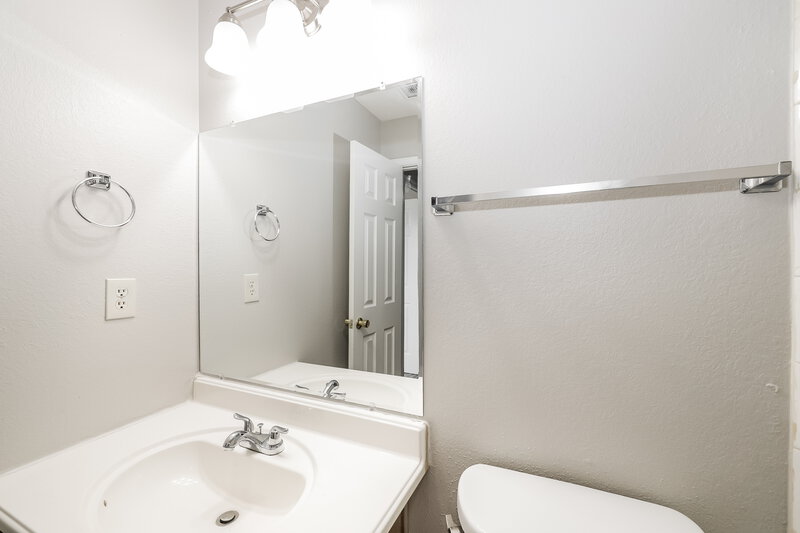 1,405/Mo, 4688 Water Front Oak Memphis, TN 38128 Bathroom View