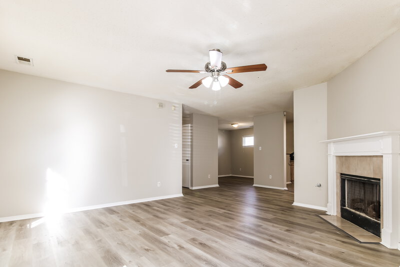 1,430/Mo, 4705 Water Front Oak Memphis, TN 38128 Living Room View 2