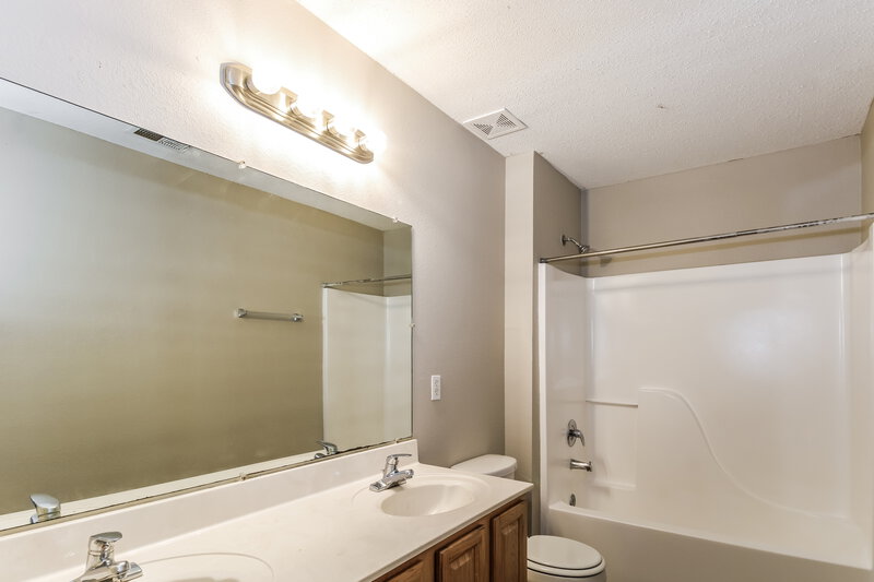 1,430/Mo, 4705 Water Front Oak Memphis, TN 38128 Main Bathroom View
