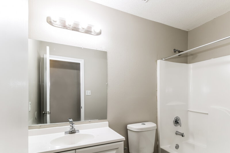 1,430/Mo, 4705 Water Front Oak Memphis, TN 38128 Bathroom View