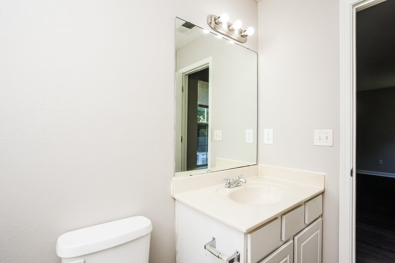 1,350/Mo, 4819 Royal Run Dr Memphis, TN 38128 Main Bathroom View