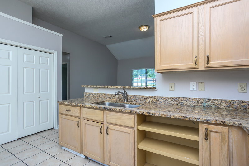 1,555/Mo, 4671 Lindawood Lane Memphis, TN 38128 Kitchen View