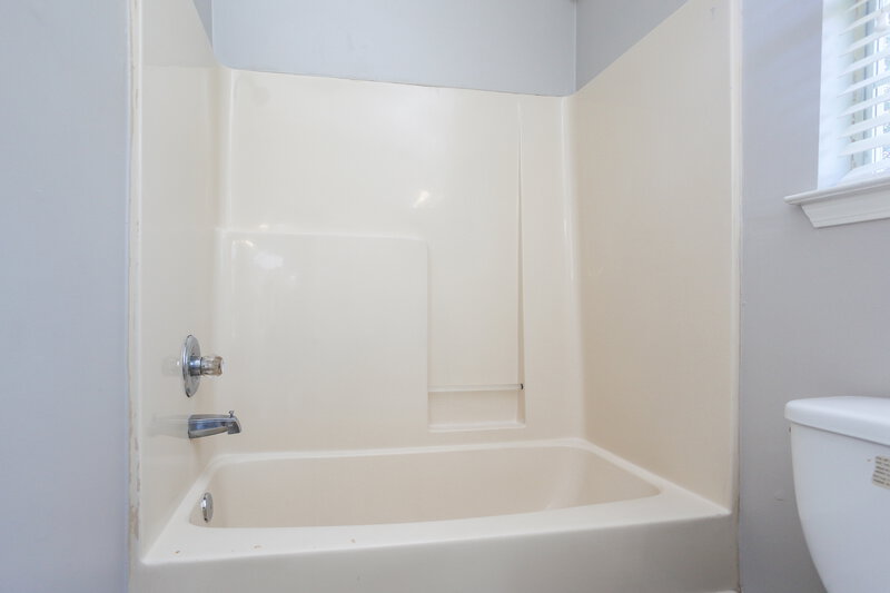 1,555/Mo, 4671 Lindawood Lane Memphis, TN 38128 Main Bathroom View