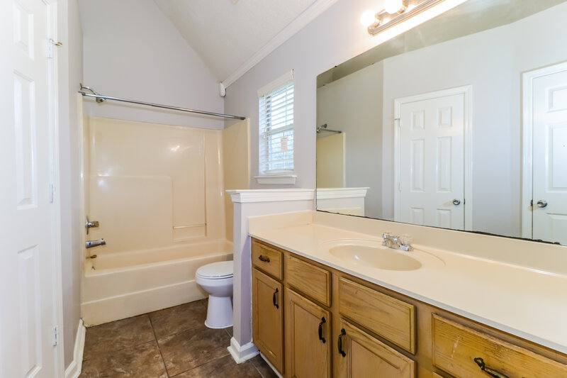 1,415/Mo, 4671 Lindawood Lane Memphis, TN 38128 Main Bathroom View