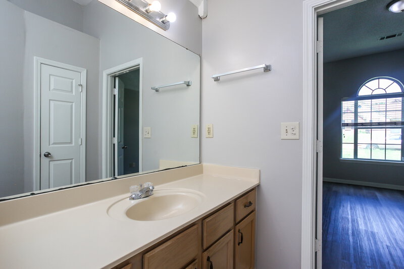 1,555/Mo, 4671 Lindawood Lane Memphis, TN 38128 Main Bathroom View 3