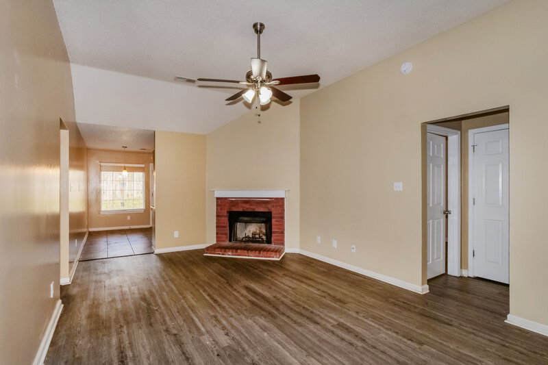 1,355/Mo, 4540 Longtree Ave Memphis, TN 38128 Living Room View