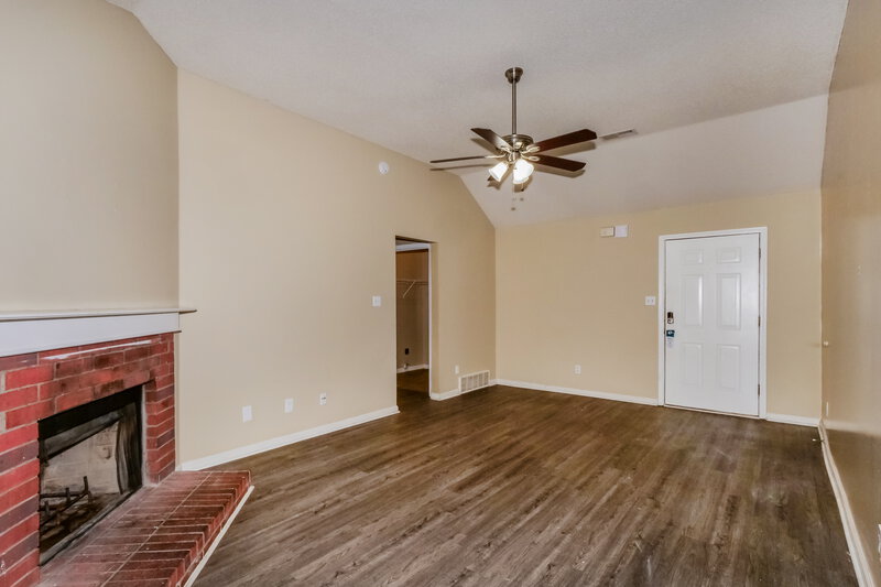1,355/Mo, 4540 Longtree Ave Memphis, TN 38128 Living Room View 2