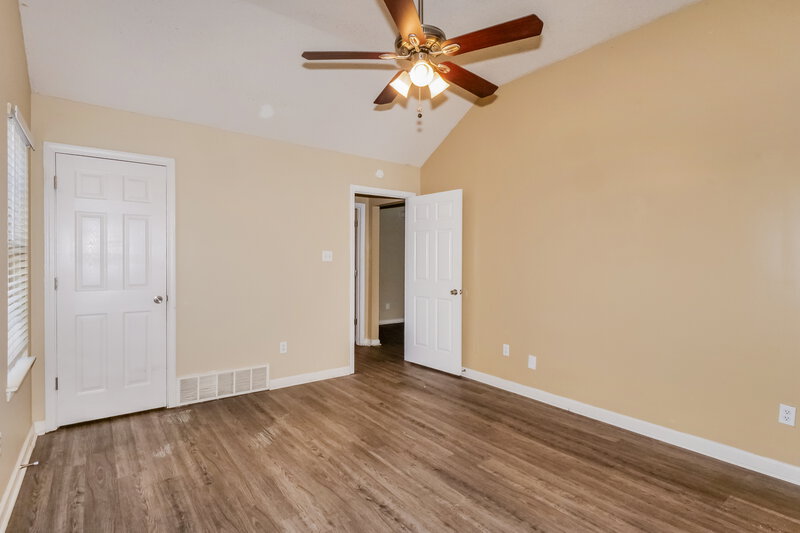 1,355/Mo, 4540 Longtree Ave Memphis, TN 38128 Main Bedroom View 2