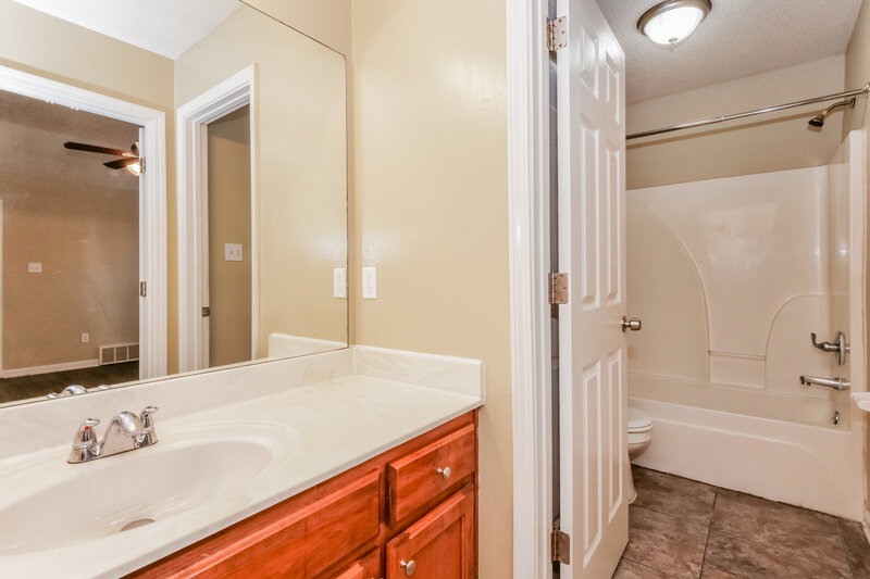 1,355/Mo, 4540 Longtree Ave Memphis, TN 38128 Main Bathroom View
