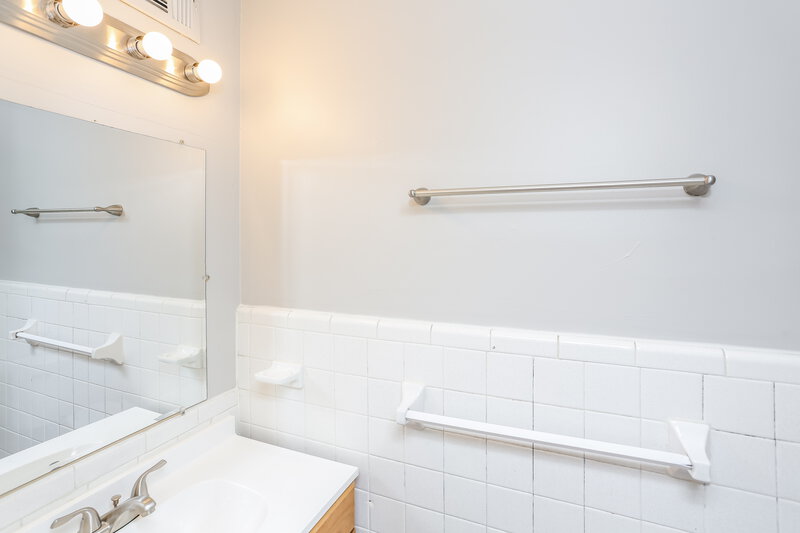 2,300/Mo, 3259 Powers Rd Memphis, TN 38128 Main Bathroom View