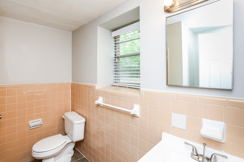 2,300/Mo, 3259 Powers Rd Memphis, TN 38128 Bathroom View