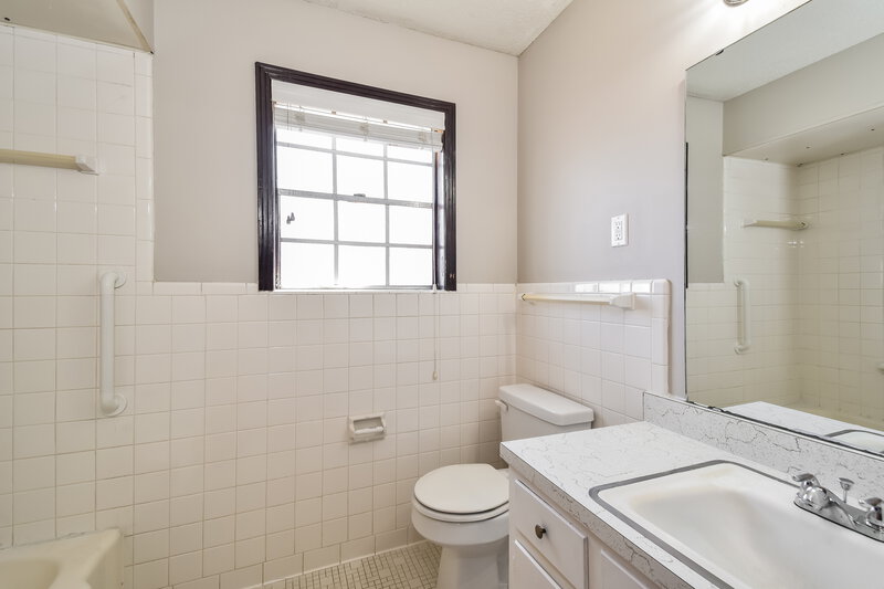 1,785/Mo, 3188 Bluefield St Memphis, TN 38128 Bathroom View 2