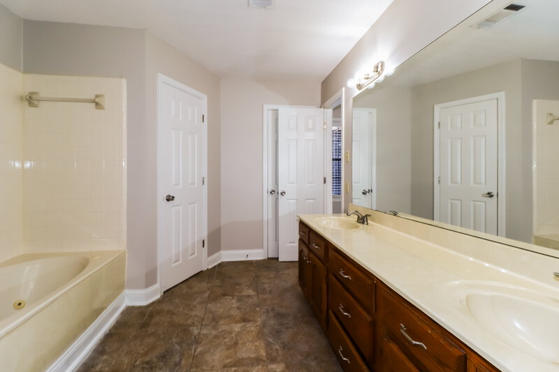 1,600/Mo, 2777 Kate Bond Rd Memphis, TN 38133 Main Bathroom View