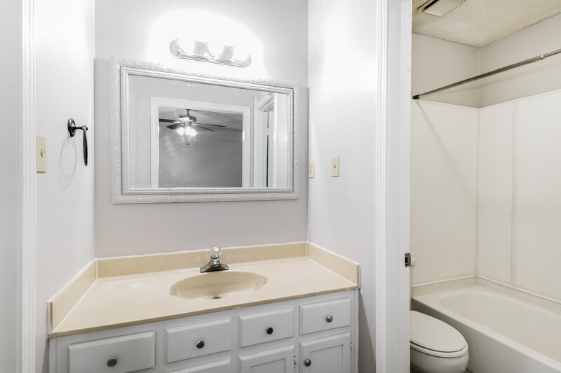 1,635/Mo, 2690 Cotton Ridge Dr Memphis, TN 38133 Main Bathroom View