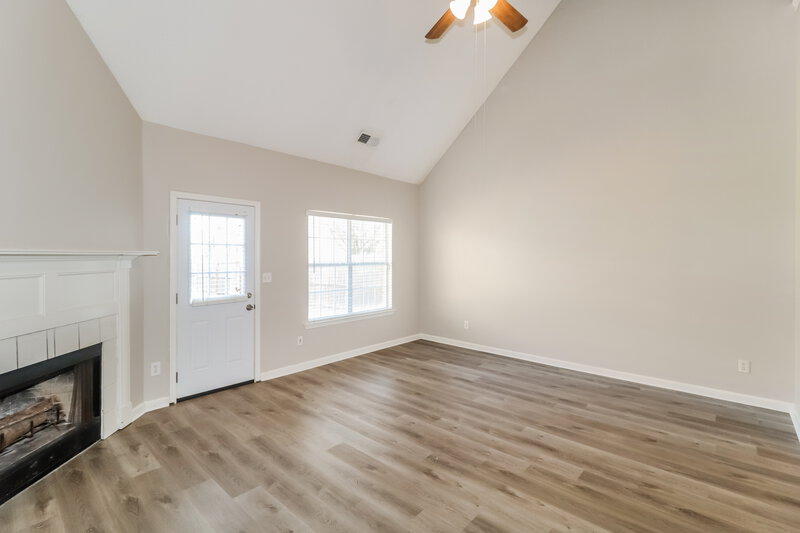 1,910/Mo, 7806 Wolf Hollow Dr Memphis, TN 38133 Living Room View 2