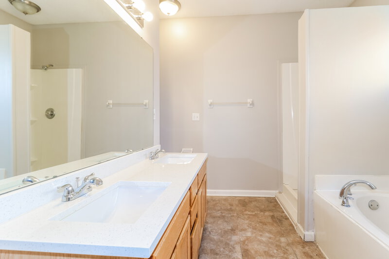 1,910/Mo, 7806 Wolf Hollow Dr Memphis, TN 38133 Main Bathroom View