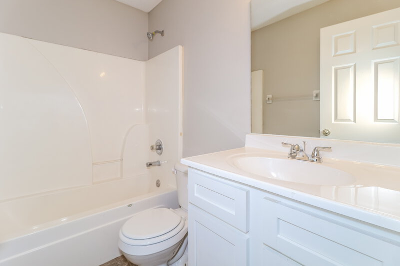 1,910/Mo, 7806 Wolf Hollow Dr Memphis, TN 38133 Bathroom View