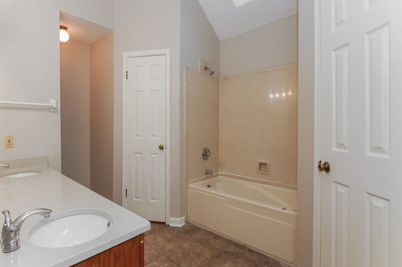 1,610/Mo, 2590 Laurelcrest Dr Memphis, TN 38133 Main Bathroom View