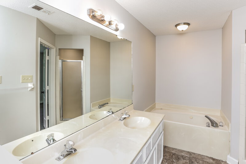 1,680/Mo, 7850 Deer Cove Memphis, TN 38133 Main Bathroom View