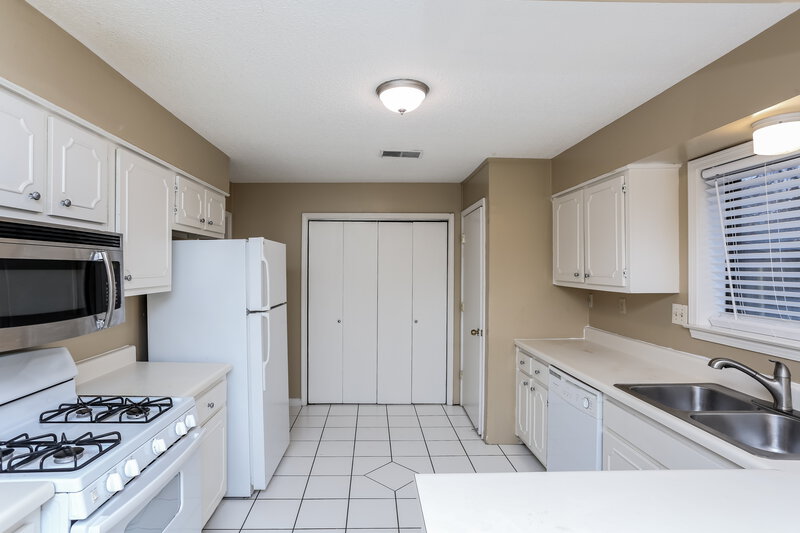 1,630/Mo, 6296 Ashton Rd Memphis, TN 38134 Kitchen View 2