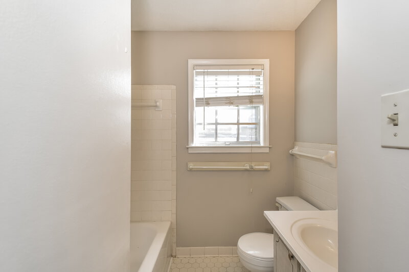 1,375/Mo, 6300 Branderham Dr Memphis, TN 38134 Main Bathroom View