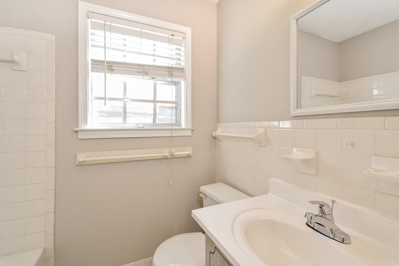 1,375/Mo, 6300 Branderham Dr Memphis, TN 38134 Bathroom View