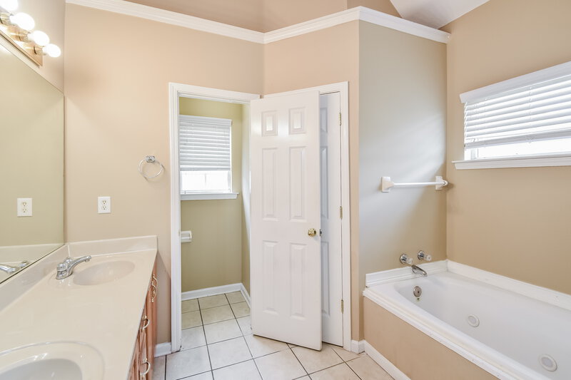 2,170/Mo, 4599 Tulip Bend Dr Memphis, TN 38135 Main Bathroom View 2