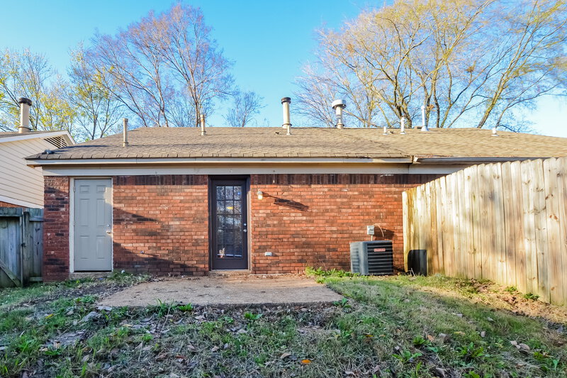 1,390/Mo, 6597 Sungate Dr S Memphis, TN 38135 Rear View
