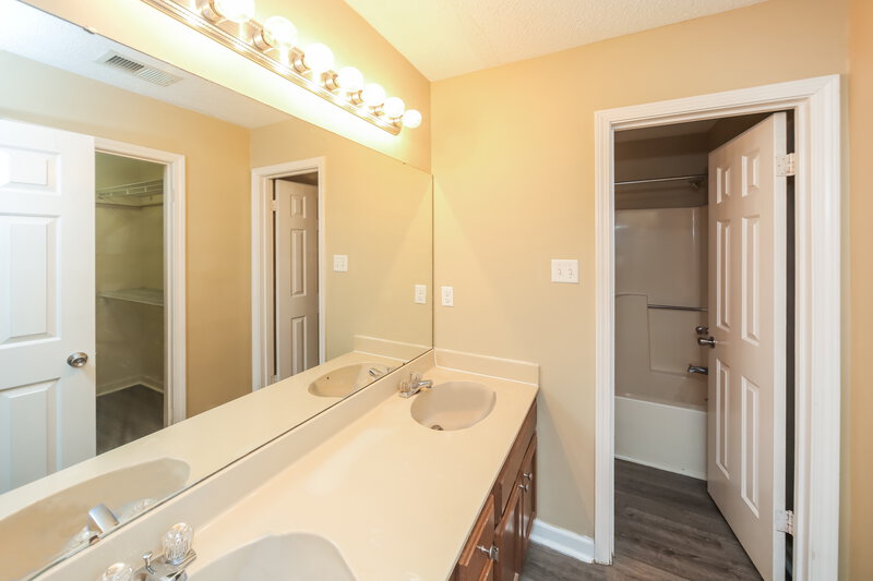 1,655/Mo, 5689 Riverhead Ave Memphis, TN 38135 Main Bathroom View
