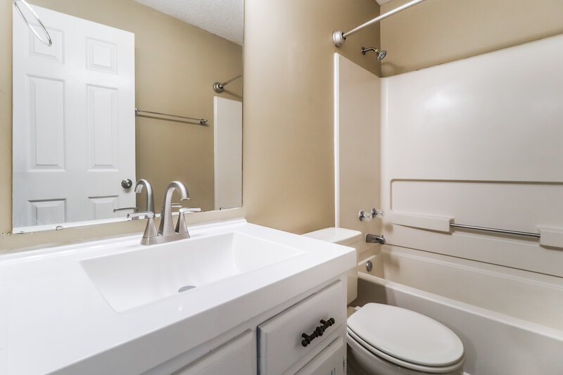 1,735/Mo, 3650 Dawnridge Cove Memphis, TN 38135 Bathroom View