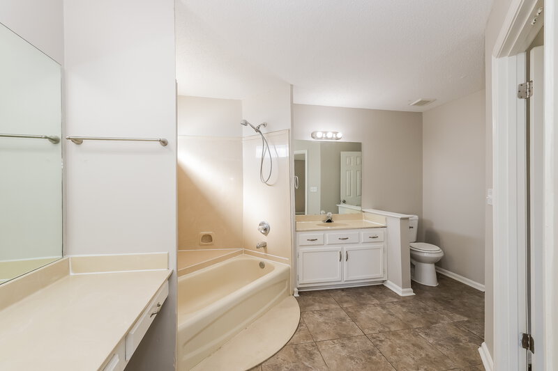 1,690/Mo, 3910 Pecanville Cove Memphis, TN 38135 Main Bathroom View