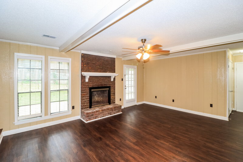 2,140/Mo, 5672 Remsen Ave Memphis, TN 38135 Living Room View