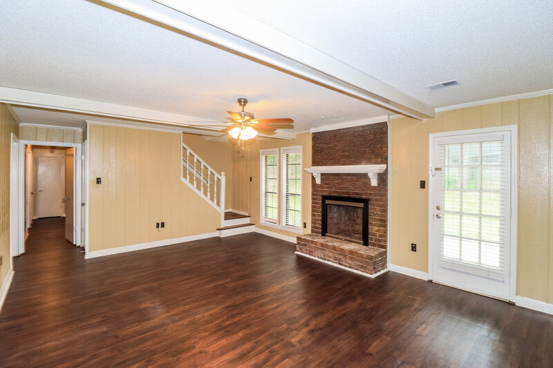 2,140/Mo, 5672 Remsen Ave Memphis, TN 38135 Living Room View 2