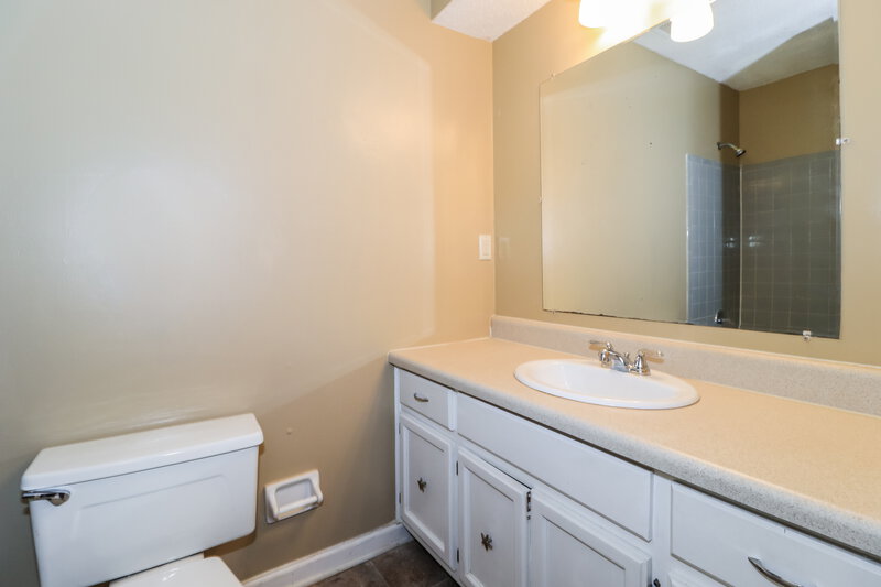 2,140/Mo, 5672 Remsen Ave Memphis, TN 38135 Main Bathroom View