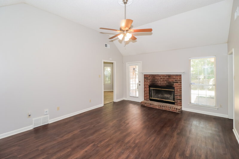2,400/Mo, 5686 Richburg Rd Memphis, TN 38135 Living Room View 2