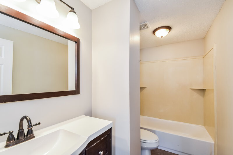 2,085/Mo, 6815 Azalea Hill Cove Memphis, TN 38135 Bathroom View