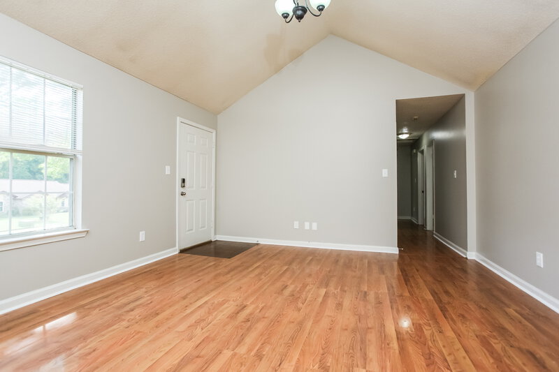 1,365/Mo, 4089 Gouverneur St Memphis, TN 38135 Living Room View 2