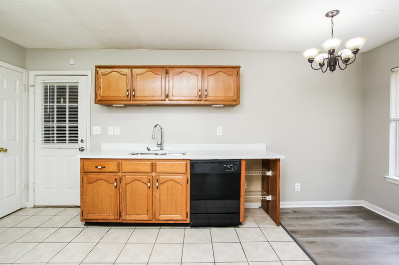 1,365/Mo, 4089 Gouverneur St Memphis, TN 38135 Kitchen View 2